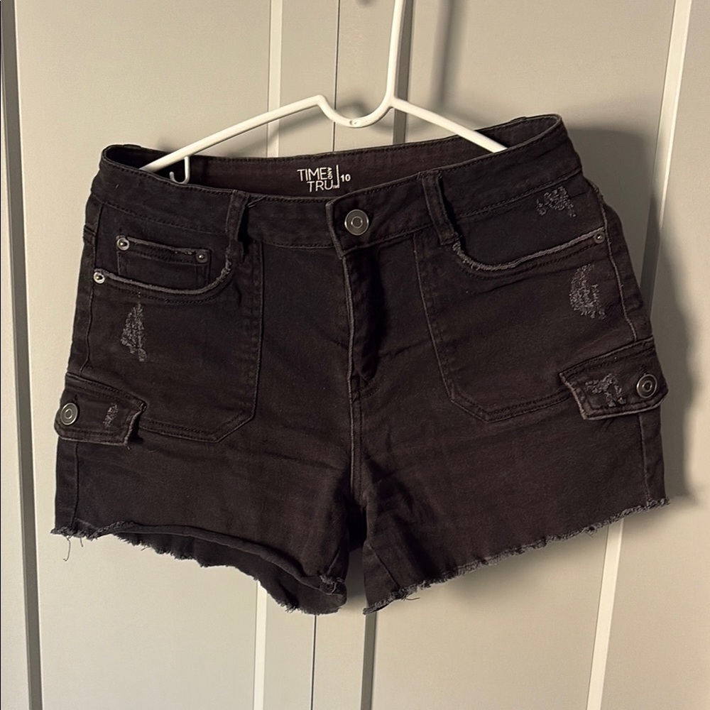 Time and Tru Black Cargo Shorts with Frayed Hem